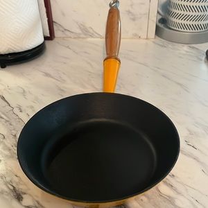LeCreuset #20 gold enameld cast iron 8" fry pan long handle
